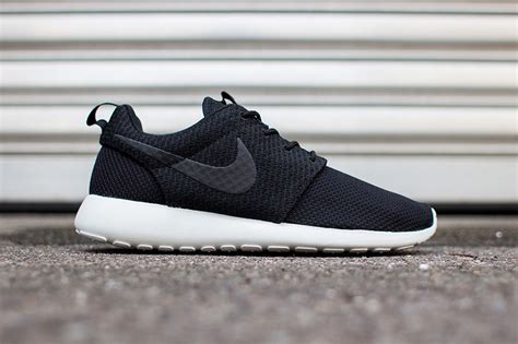 nike roshe run black gray.